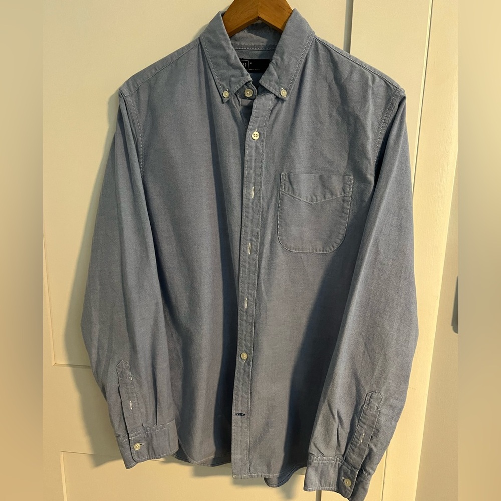 GAP Blue long sleeve button up dress shirt. Size M